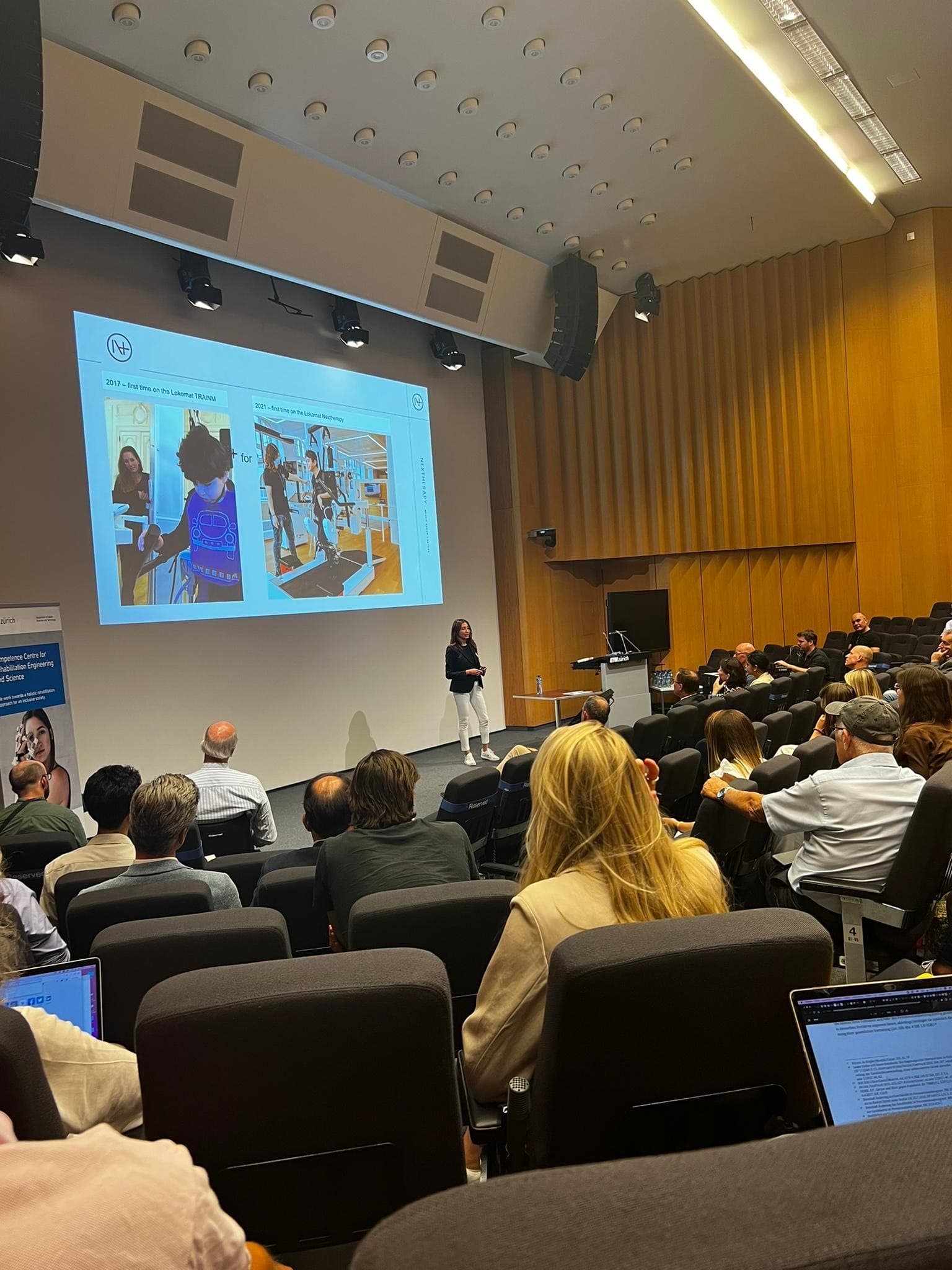 Nilofar Niazi speaking about Nextherapy in the Audimax of ETH Zurich