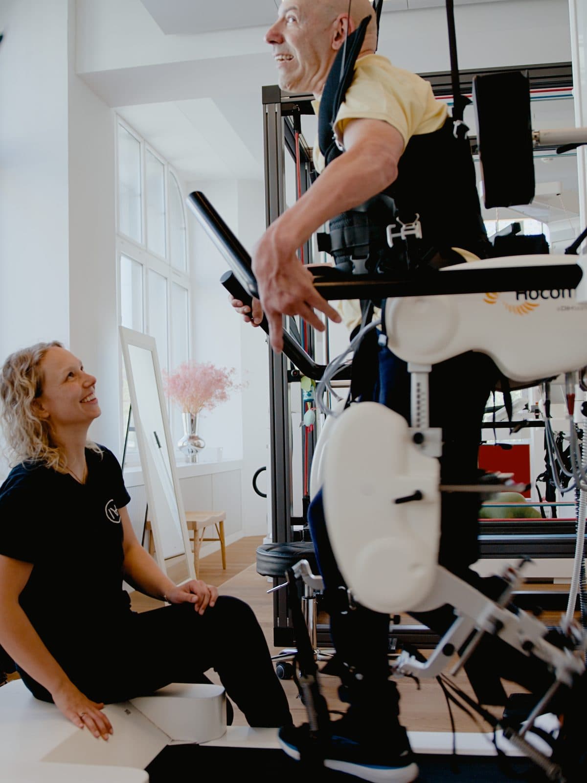 Erwachsener Patient beim robotergestützten Gangtraining im Lokomat bei Nextherapy