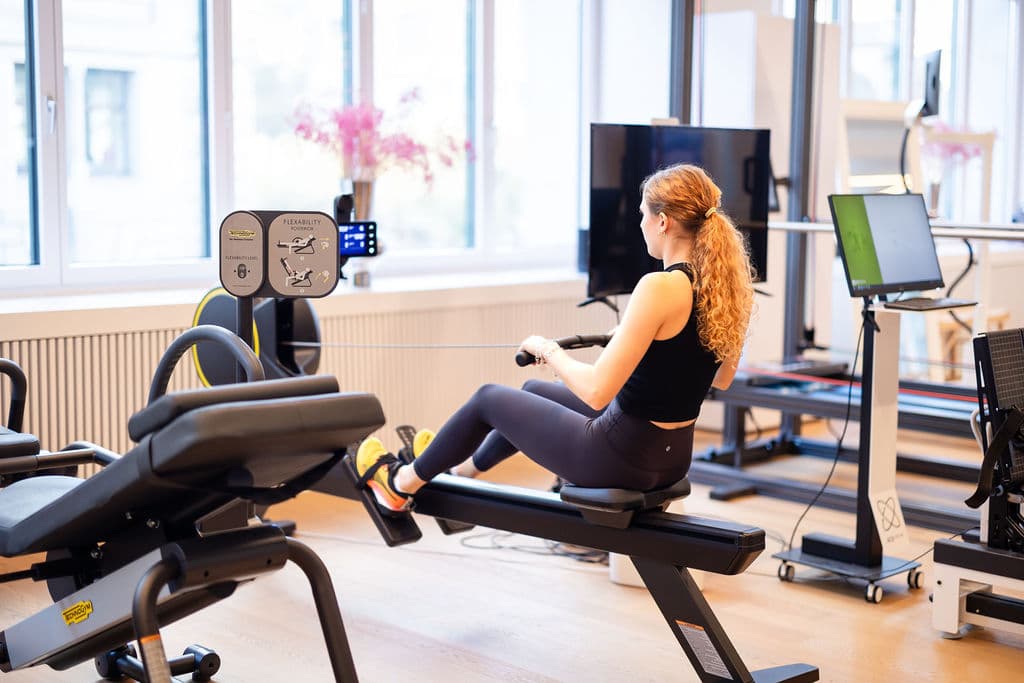 Una paziente si allena su un attrezzo nella palestra terapeutica